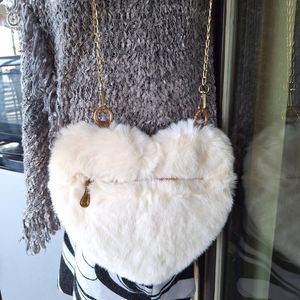 WHITE HEART-SHAPED FLUFFY FAUX FUR SHOULDER PURSE - FASHION CHAIN CROSSBODY BAG